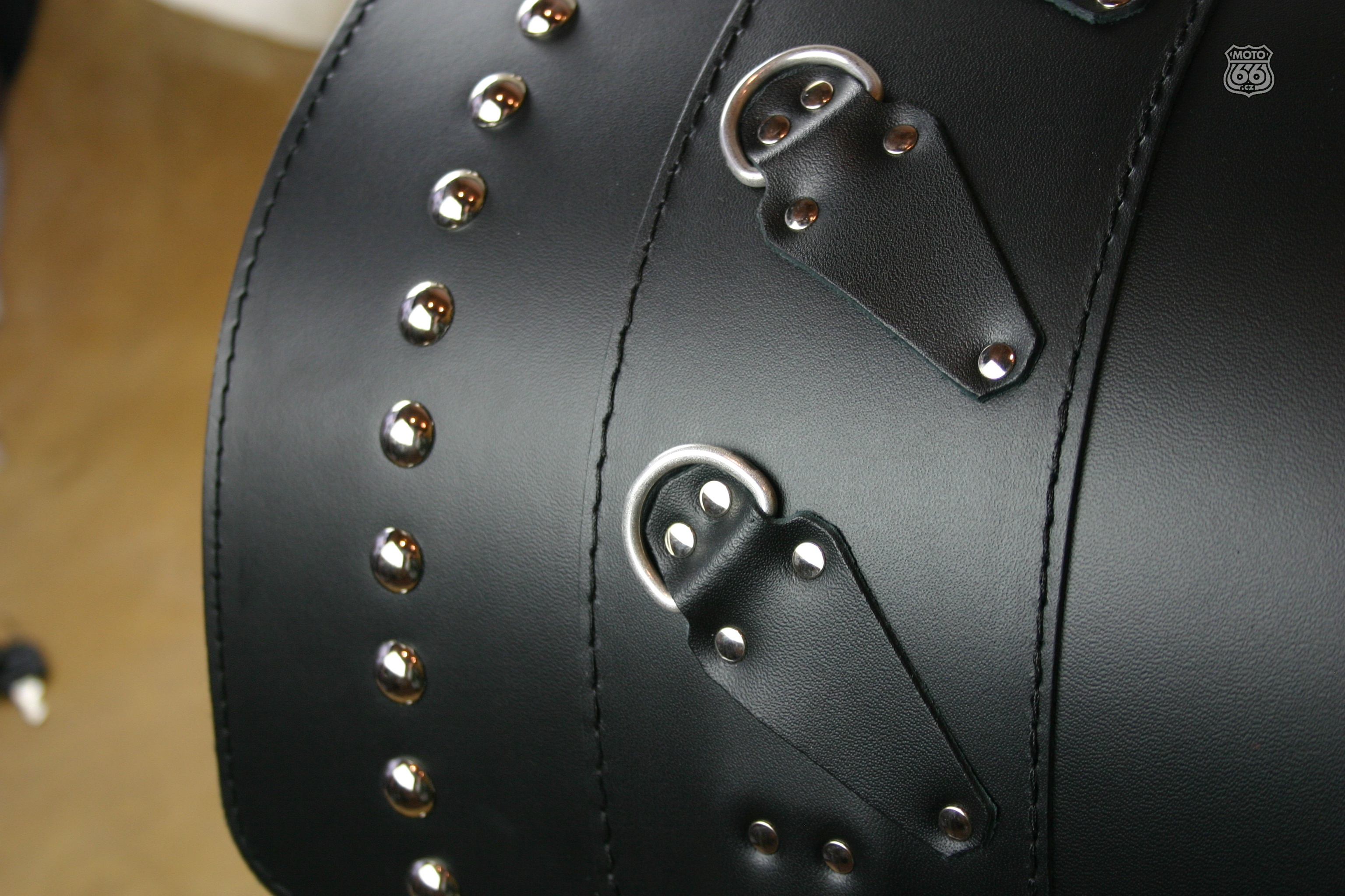 Kožený kufr se zámkem - válec na chopper 57 cm typ 45C